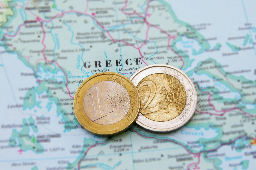 euros-greece-economy-oikonomia-xrimata-xrhmata-hrimata-shutterstock